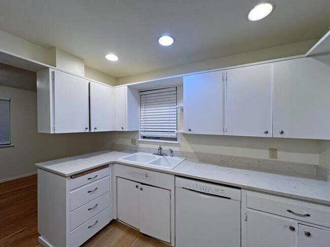 Building Photo - 4 bedroom 2.05 bath rambler on Kent's East...