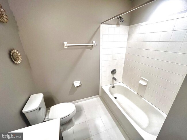 Building Photo - 302 Lexington Mews