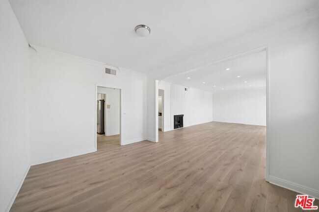 Building Photo - 333 S Elm Dr