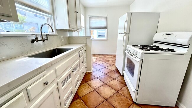 Kitchen - 2934 Rowena Ave