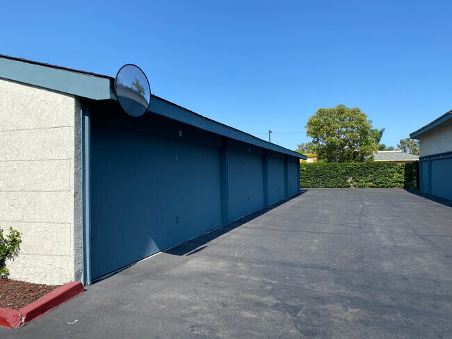 Building Photo - 372 W Bay St