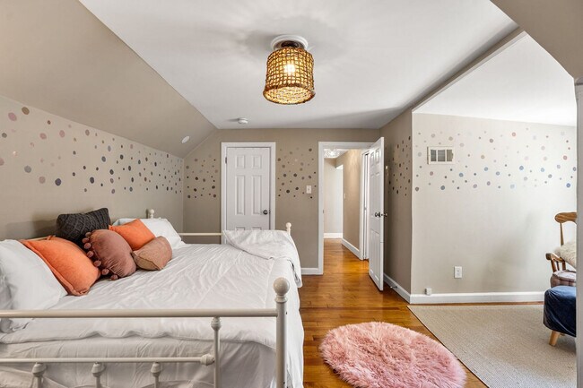 Building Photo - 6 Elwyn Rd