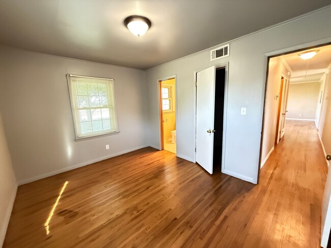 Building Photo - Stunning 3 bedroom, 1.5 Bath in Tulsa