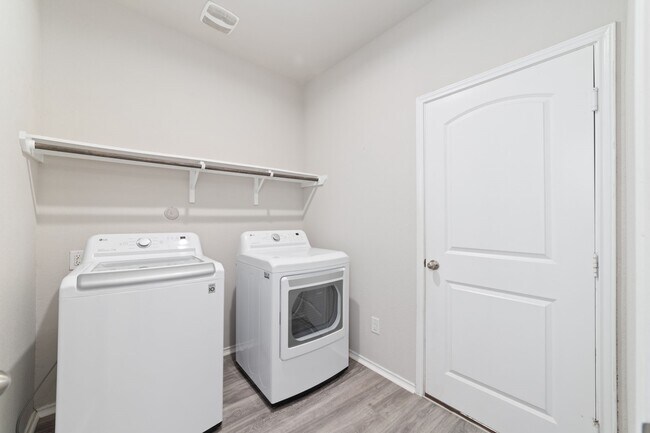 Building Photo - 6123 Yesenia St