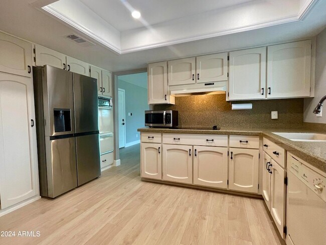 Building Photo - 602 E Meadow Ln