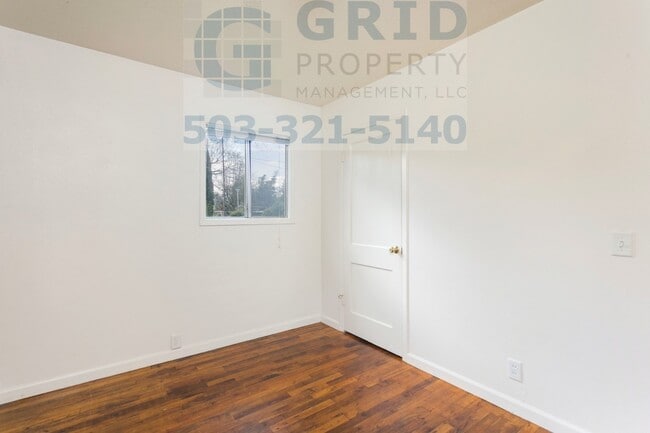 Building Photo - 2 Bedroom Bungalow in Northeast Portland - Huge Backyard!