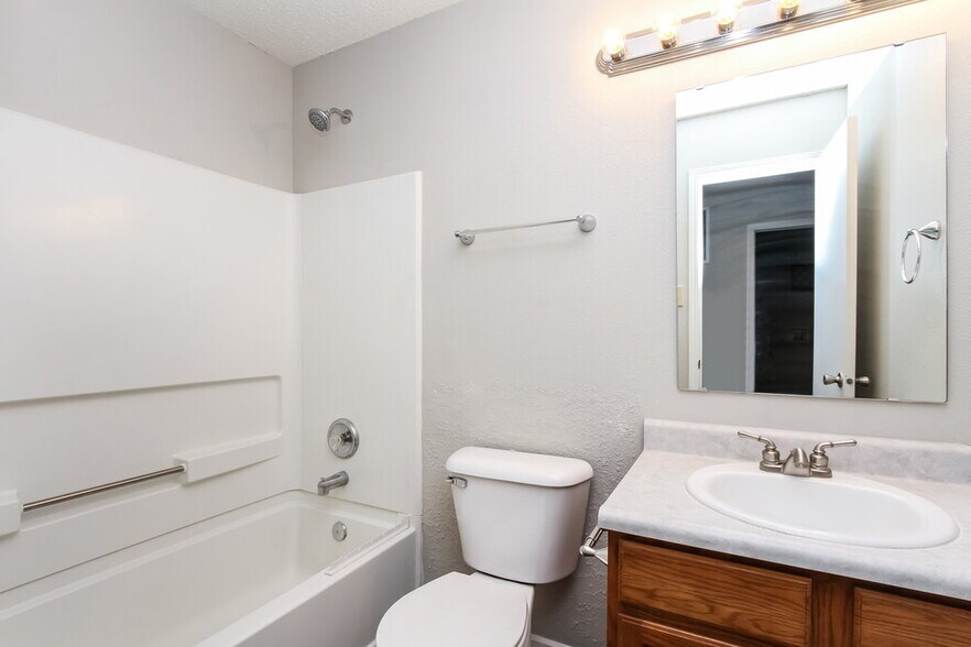 Building Photo - 2858 Ludwig Dr