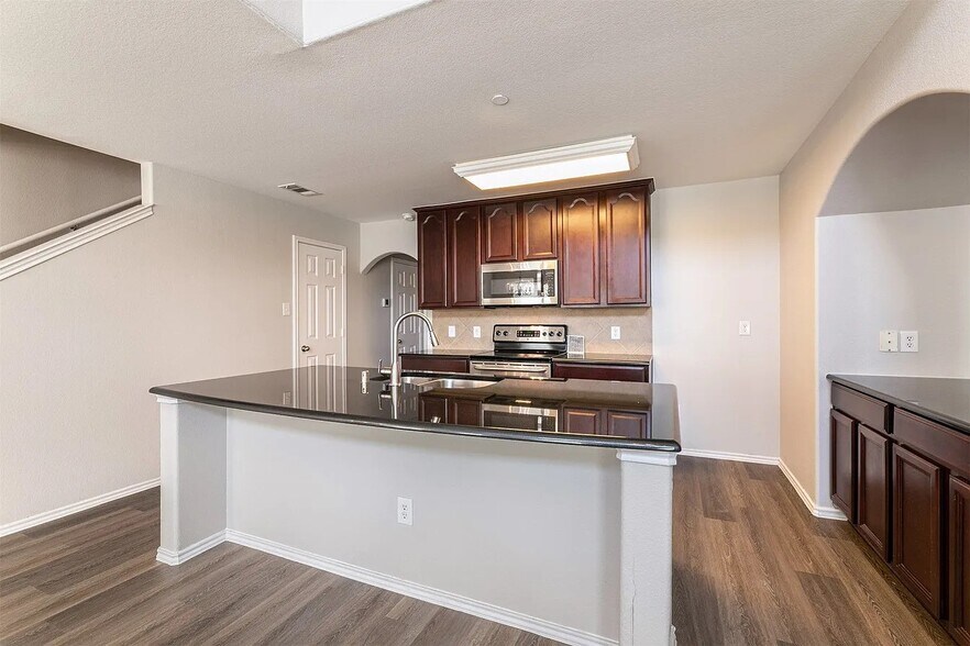 Building Photo - 9829 Fleetwood Dr