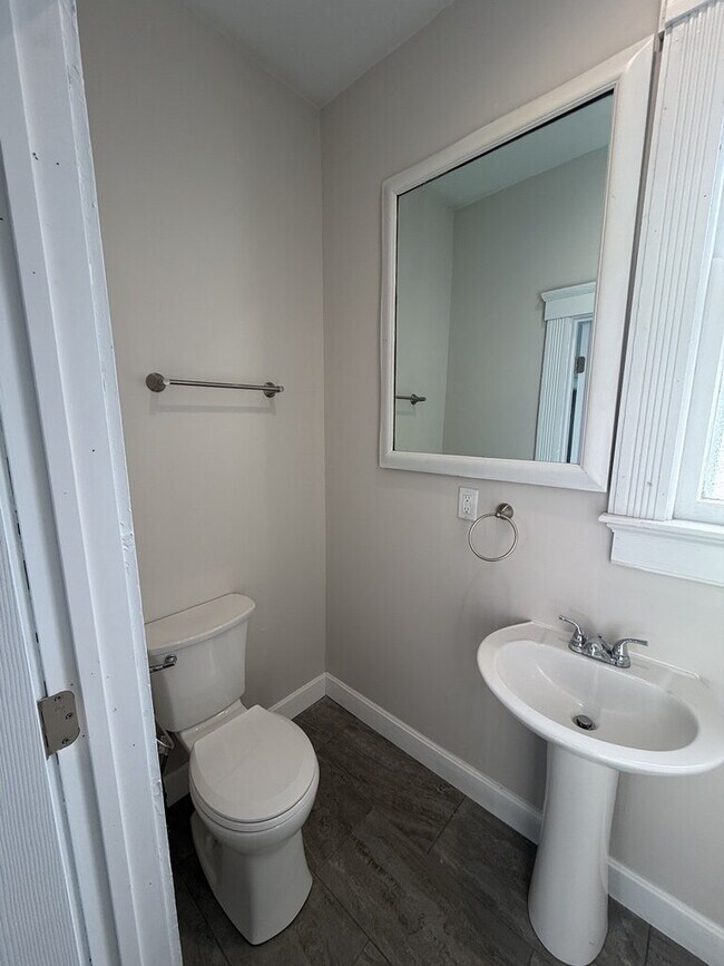 Building Photo - 2031 Hewitt Ave