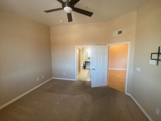 Building Photo - Spacious and Updated 3 Bed/2 Bath Condo w/Garage - Mesa