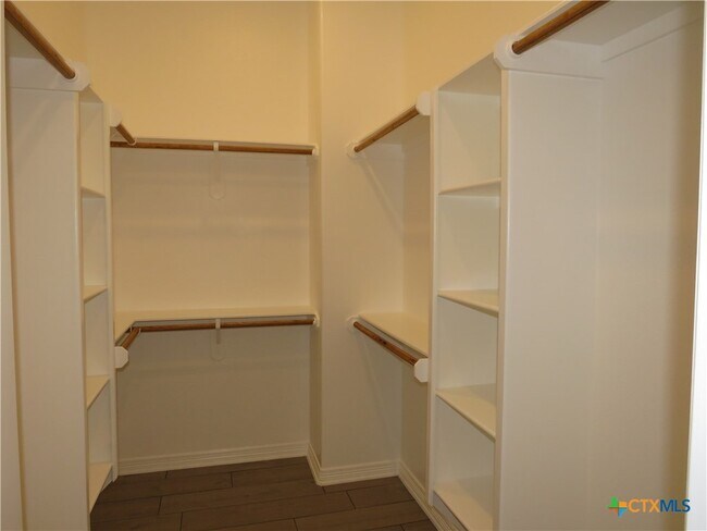 Building Photo - 717 Holstein Dr