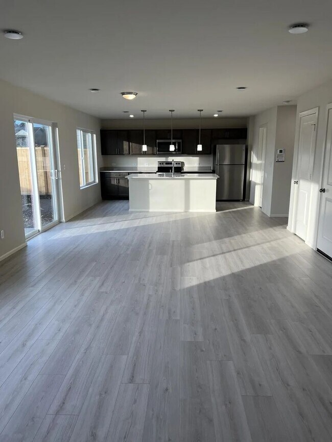 Building Photo - Enormous Two-Story Home- Available January 9th