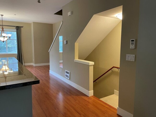 Building Photo - Stunning End Unit Townhome in desirable Redmond Ridge neighborhood; 2BD/2BA