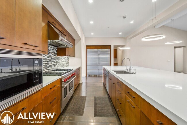 Building Photo - Luxurious and Rare 5 Bed 5.5 Bath Located ...