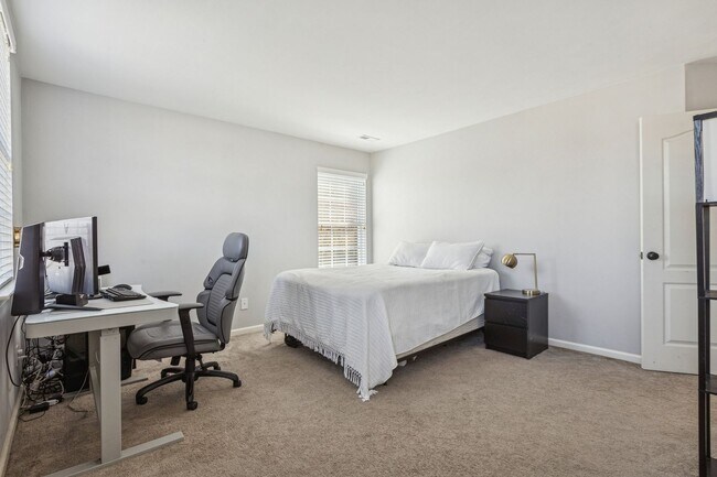 Building Photo - Bright, Clean & Convenient - Perfect 4 Bedroom Home in Chesapeake