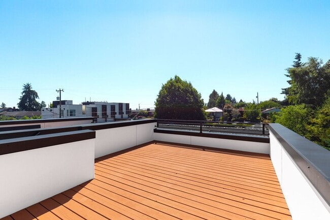 Building Photo - 2 Bedroom 2 Bath Townhome with Rooftop Deck in Crown Hill