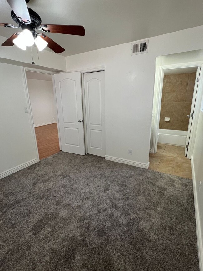 Building Photo - AVAILABLE NOW! Village at University Heigh...