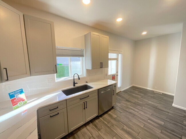 Building Photo - 2 Bedroom Townhome Available Near S Circle...