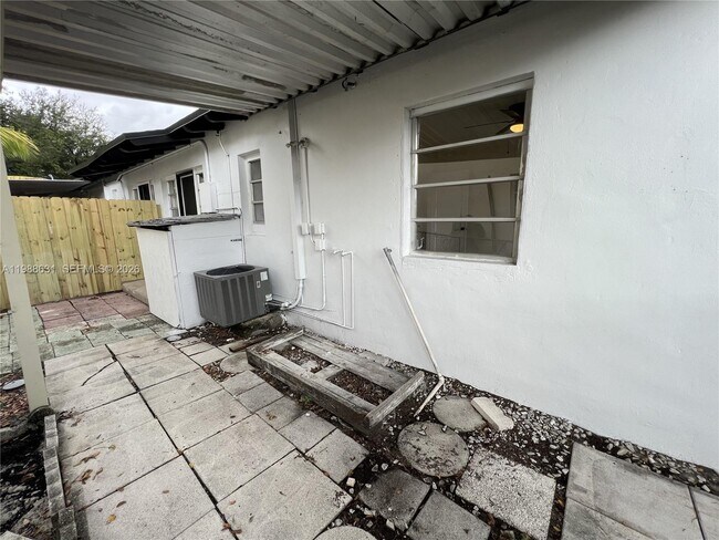 Building Photo - 3102 SW 10th St