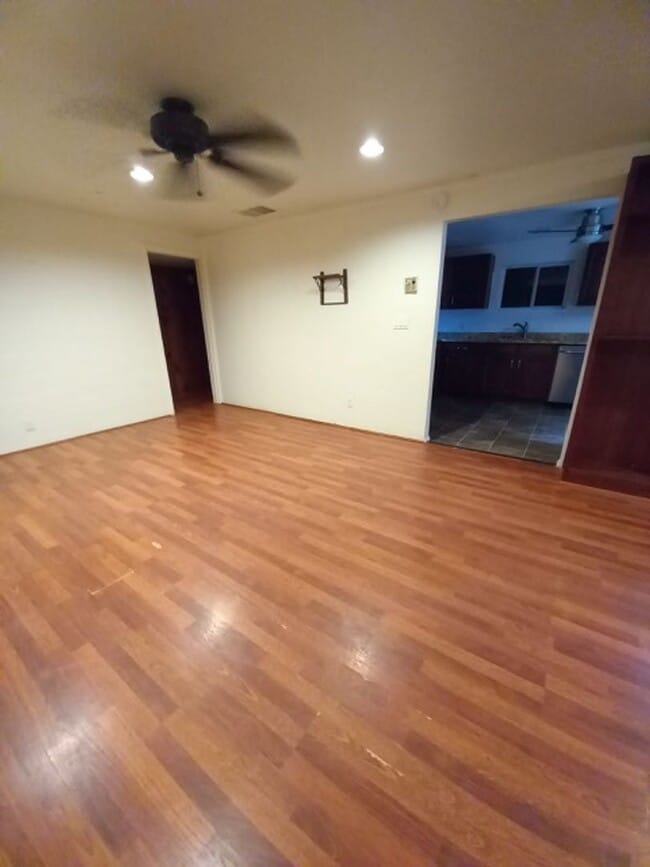 Building Photo - 2859 S Thrasher Ave