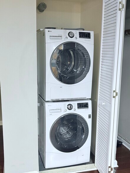 Dryer and Washer - 700 1st St