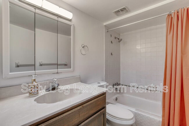 Building Photo - 400 Oakridge Blvd