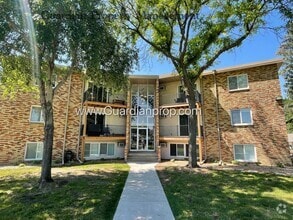 Building Photo - Top Floor w/Balcony, Excellent Condition, ...