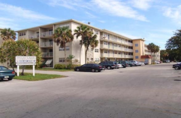 Building Photo - Palm Lake Apartments