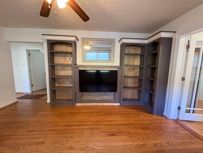 Building Photo - Move in special! 6 month lease option!