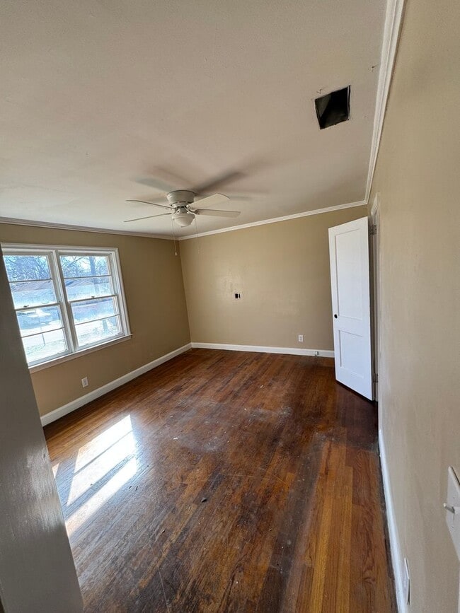 Building Photo - 4 Bed 2 Bath Brick House