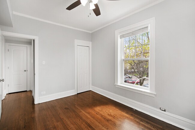 Building Photo - 1100 W Glenlake Ave