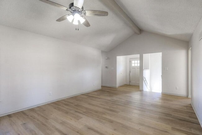 Building Photo - 902 Kingston Ct