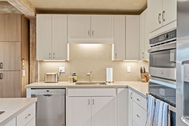 Building Photo - Gorgeous Furnished 2-Bed, 2-Bath Townhouse...