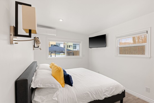 Building Photo - Charming 1BR/1BA Cottage - Private Patio w...