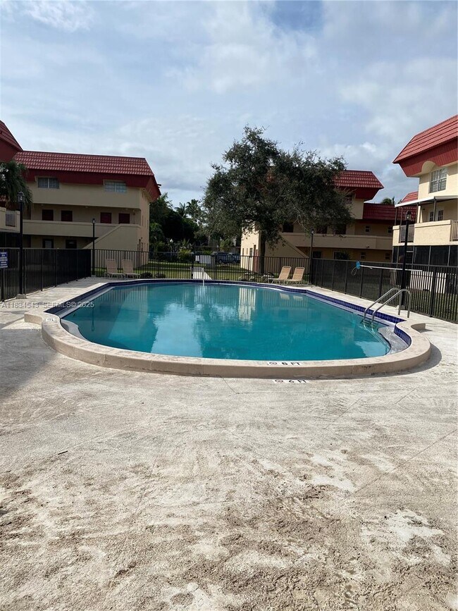 Building Photo - 10901 N Kendall Dr