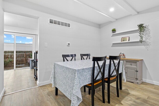 Building Photo - 422 Gainsborough Ct