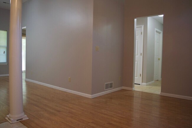 Building Photo - Great 3 Bed 2 Bath House In Ashland MO!