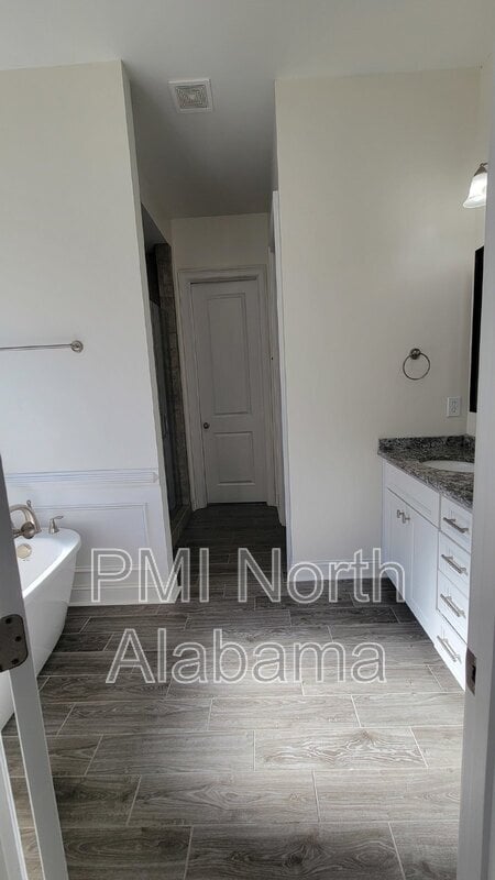 Building Photo - 130 Creekmound Dr
