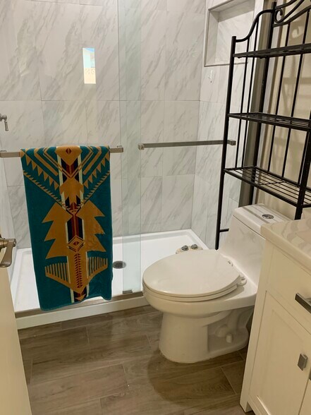 Bath off master bedroom fireplace in dining/family riok - 325 W Howell Ave