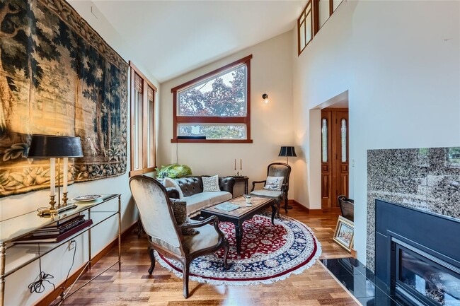 Building Photo - Queen Anne Home