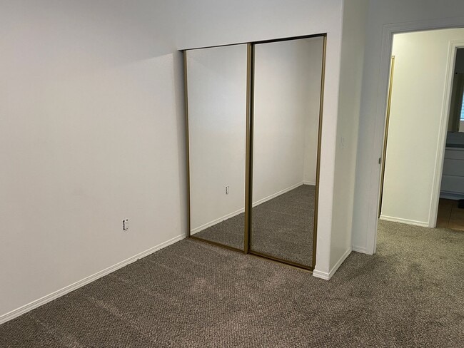 Building Photo - Large 4 Bedroom Home