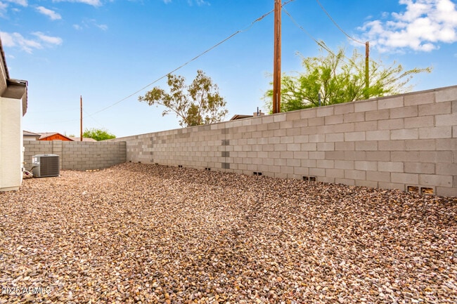 Building Photo - 949 E Desert Ln