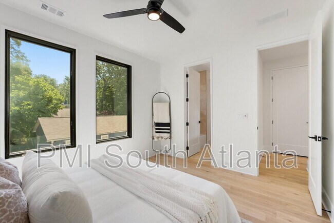 Building Photo - 194 E Lake Terrace SE