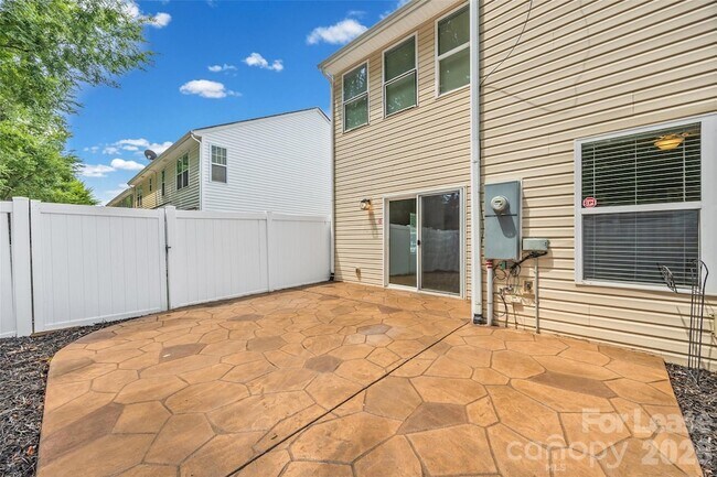 Building Photo - 2090 Shady Pond Dr