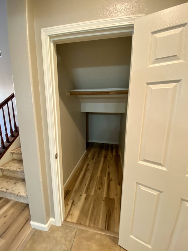 Building Photo - 1001 La Paloma St