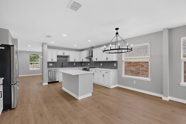 Building Photo - Spacious Renovation Ready To Be Called Home!!!