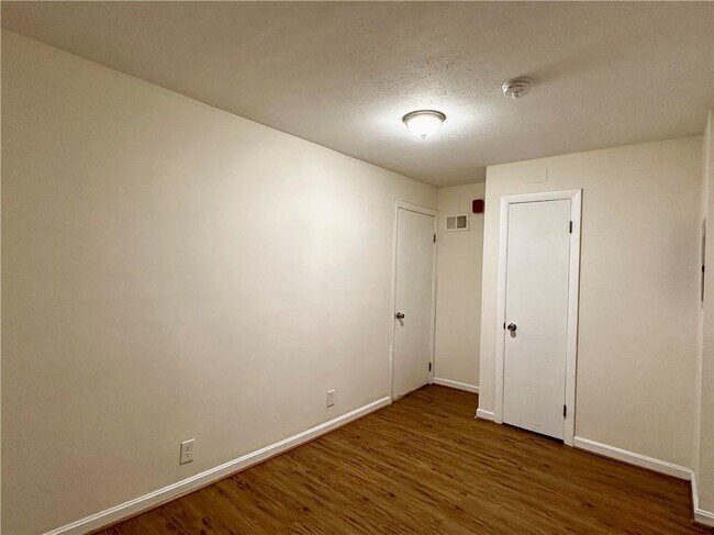 Building Photo - 800 Oakland Beach Ave