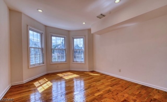 Building Photo - 131 Sylvan Ave