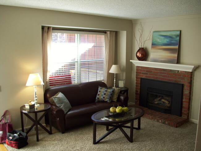 Building Photo - Wonderful Townhome within Walking Distance...