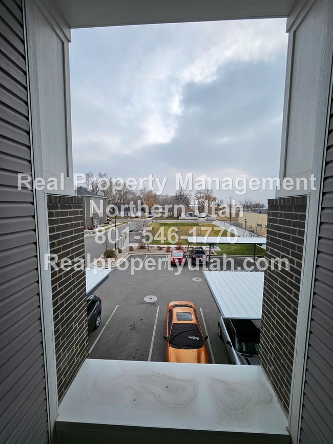 Building Photo - 2 Bedroom 2 Bath Top Level Apartment Avail...